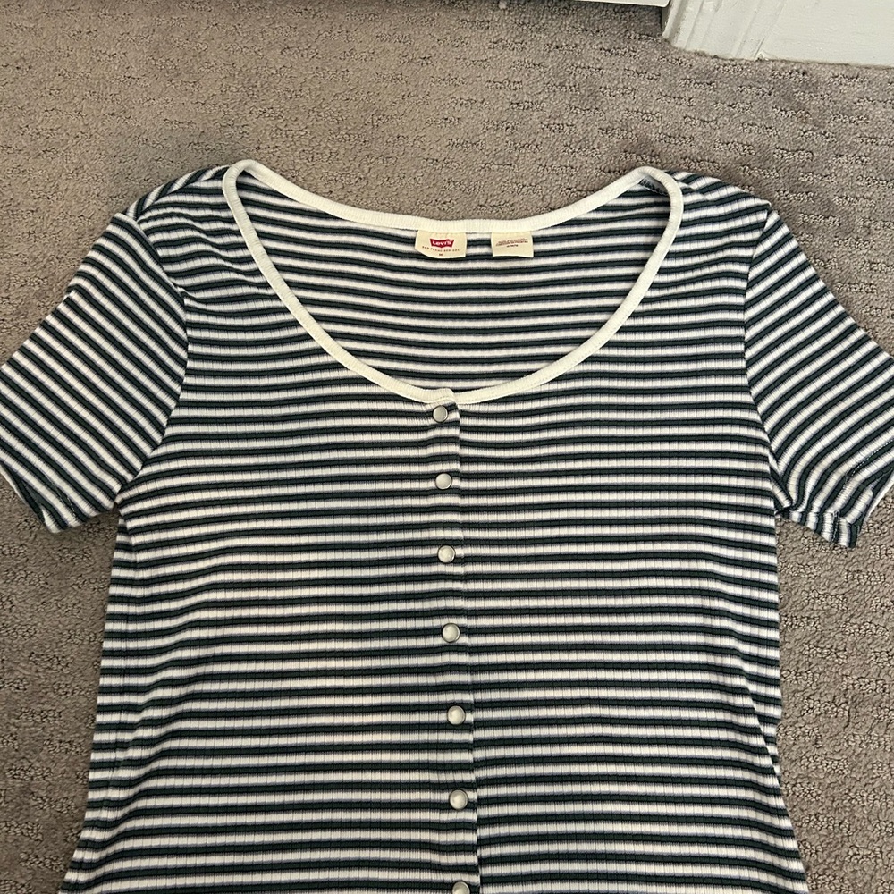 Levi’s Ribbed Button Tee - Picture 5 of 6
